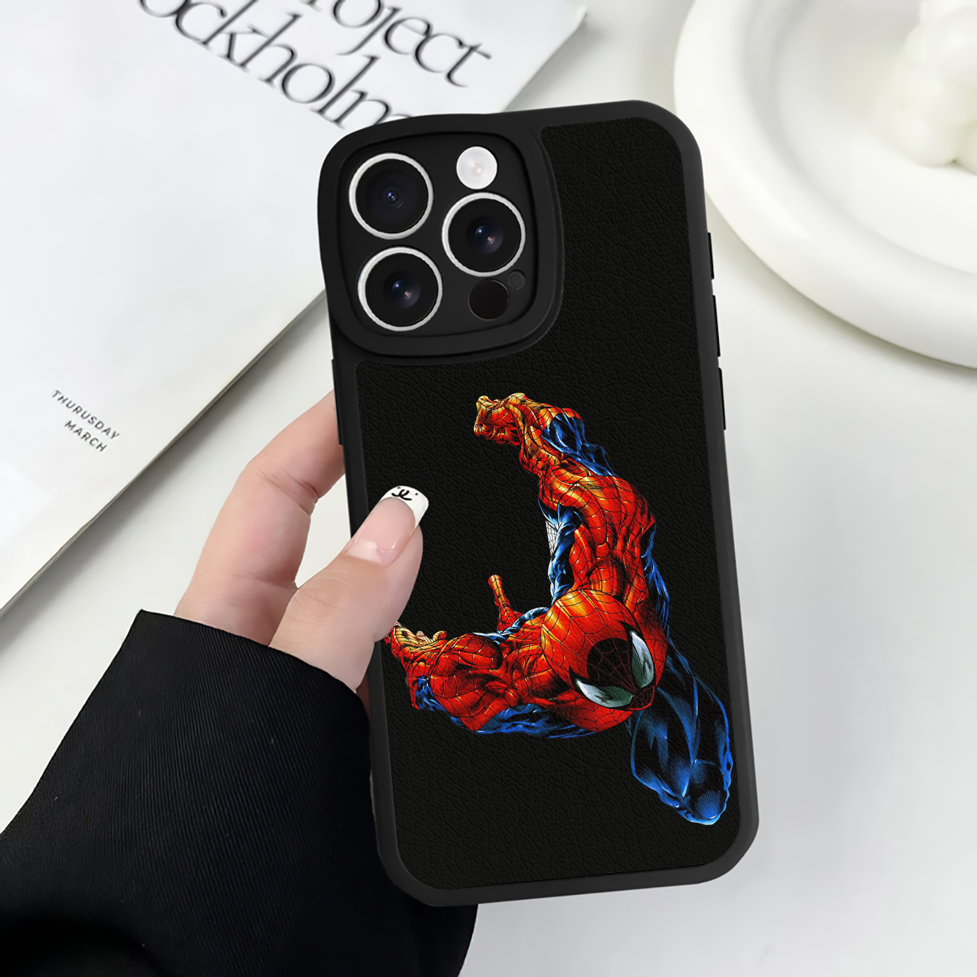 Spider Man スパイダーマン 【iPhone 16シリーズ対応】シリコンスマホケース（レザー調） 材質：シリコン